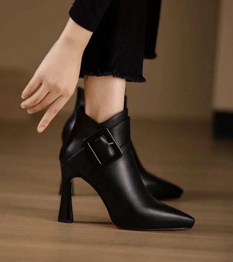 SOFÍA | BOTINES DE TACÓN CON HEBILLA OVERSIZE